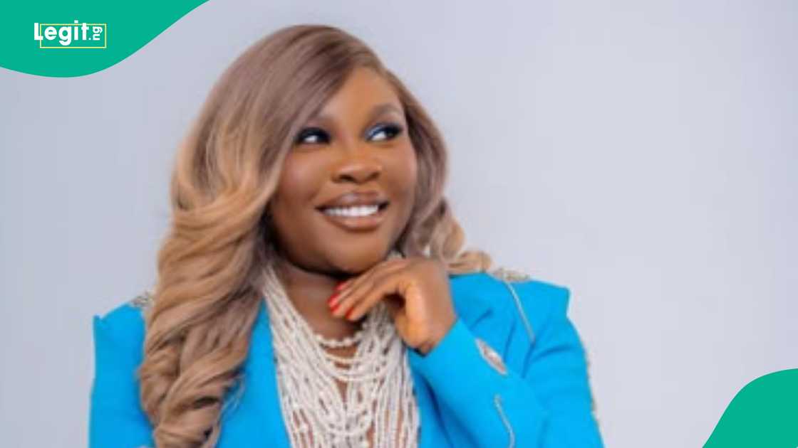 Actress shocks audience by mixing glamour with Islamic preaching