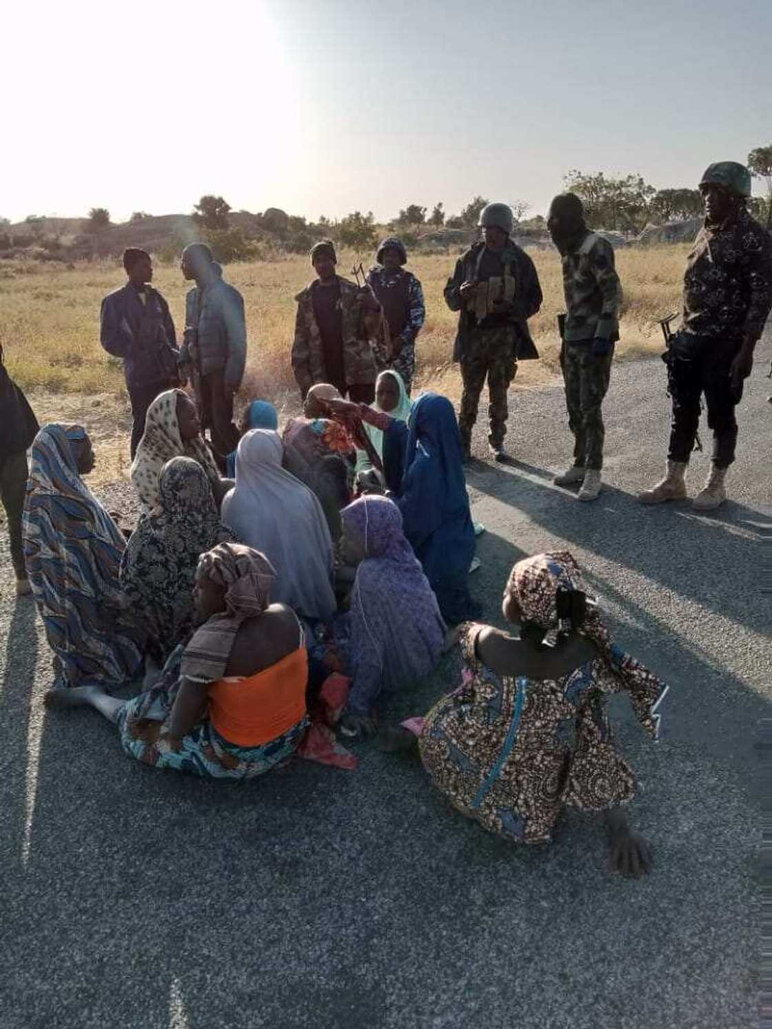 Sojoji sun damke mai kaiwa yan bindiga bayani, sun ceto mutane 23 a Katsina