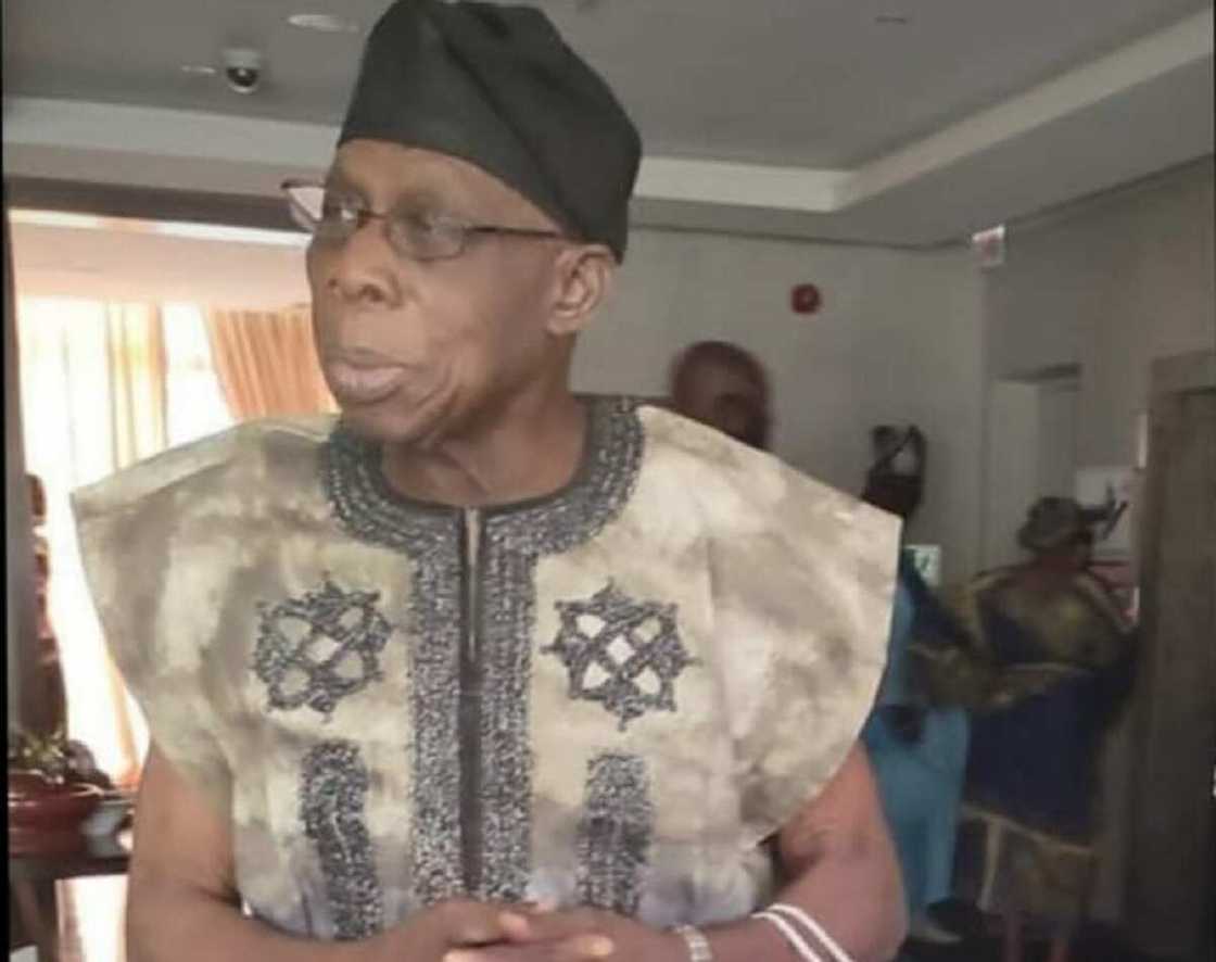 Hotunan Obasanjo ya cakare tare da gwangwajewa tamkar matashin saurayi Hotunan Obasanjo ya cakare tare da gwangwajewa tamkar matashin saurayi