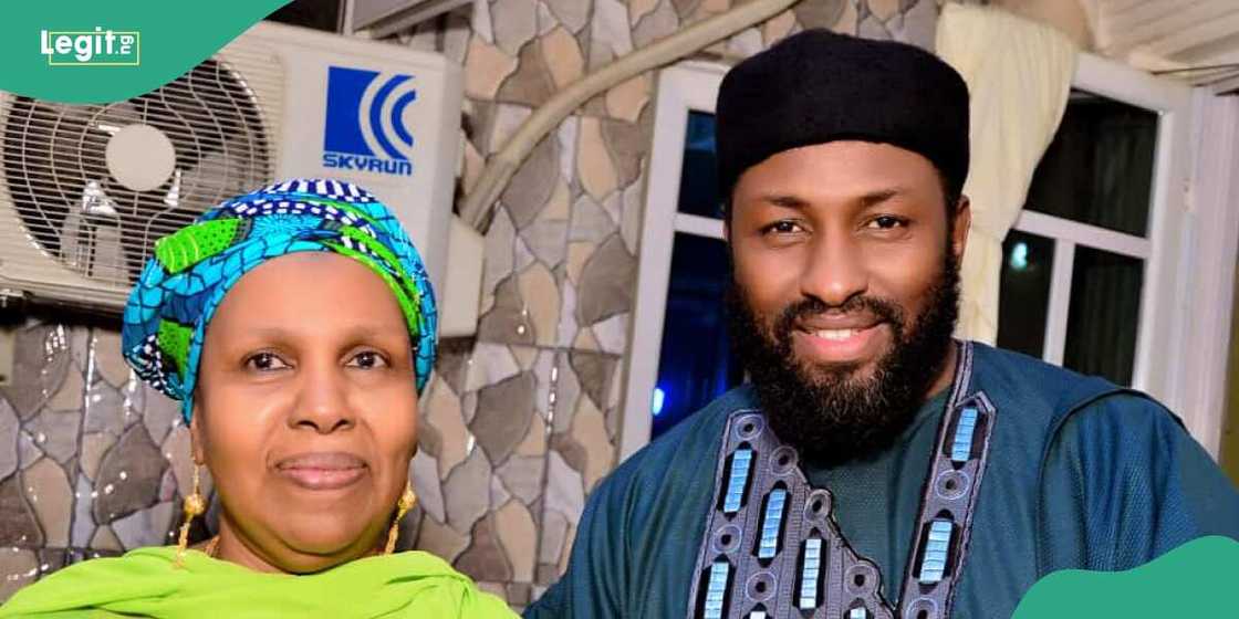 Abba El-Mustapha tare da mahaifiyarsa Abba El-Mustapha tare da mahaifiyarsa