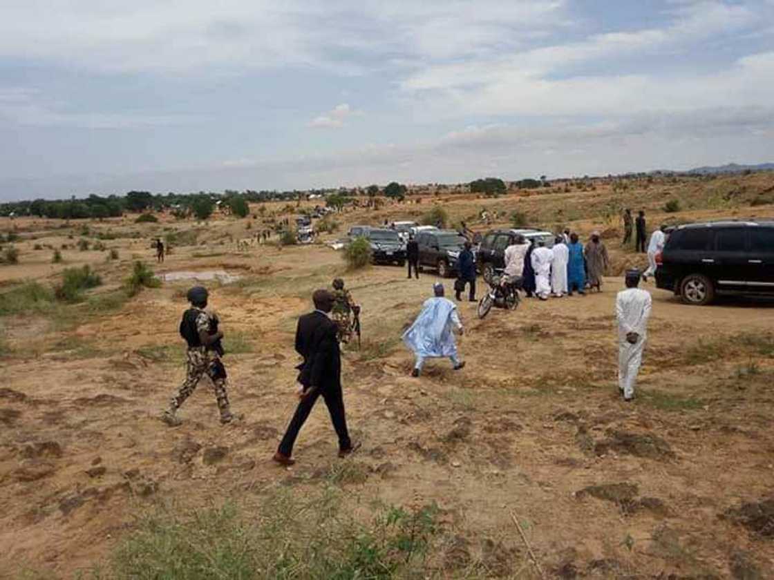 Sabon gwamnan Zamfara ya fantsama cikin daji farautar yan bindiga (Hotuna) Sabon gwamnan Zamfara ya fantsama cikin daji farautar yan bindiga (Hotuna)