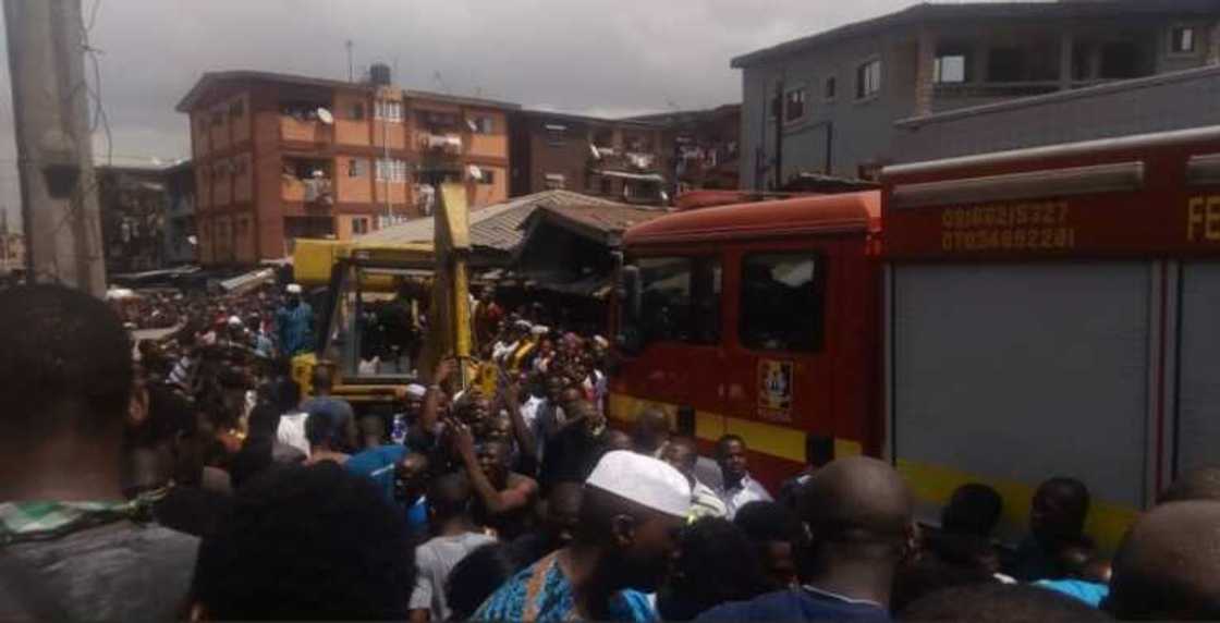 Hotunan ginin makarantan da ya rubzo kan dalibai a Legas Hotunan ginin makarantan da ya rubzo kan dalibai a Legas