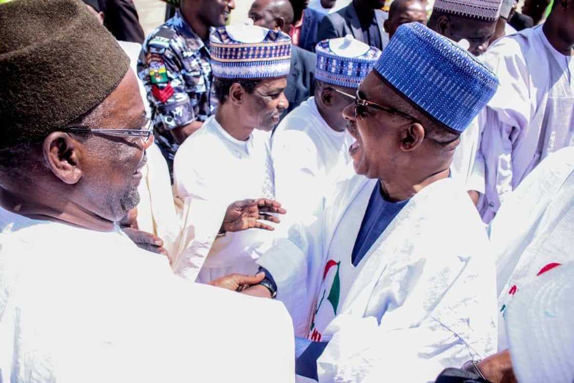 Shugaban jam'iyyar PDP na kasa Prince Uche Secondus cikin raha da manyan magoya baya Shugaban jam'iyyar PDP na kasa Prince Uche Secondus cikin raha da manyan magoya baya