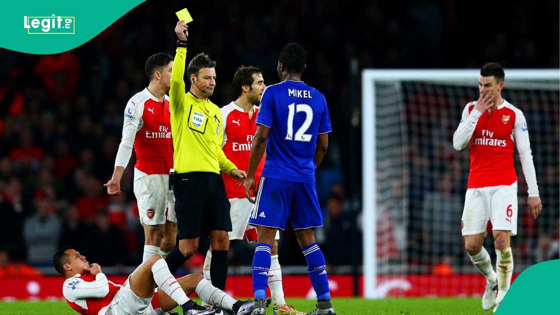 Alexis Sanchez, John Obi Mikel, Mark Clattenburg, Chelsea, Arsenal, Emirates Stadium, London, England, Premier League. Alexis Sanchez, John Obi Mikel, Mark Clattenburg, Chelsea, Arsenal, Emirates Stadium, London, England, Premier League.