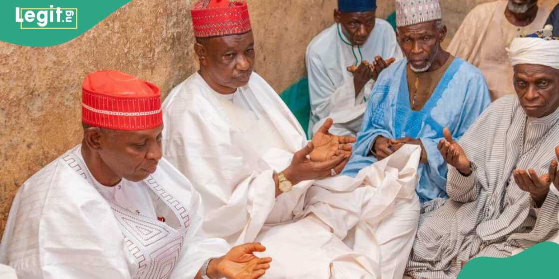 Gwamnan Kano ya kai ziyarar ta'aziyya gidan kwamandan 'yan banga da aka kashe Gwamnan Kano ya kai ziyarar ta'aziyya gidan kwamandan 'yan banga da aka kashe