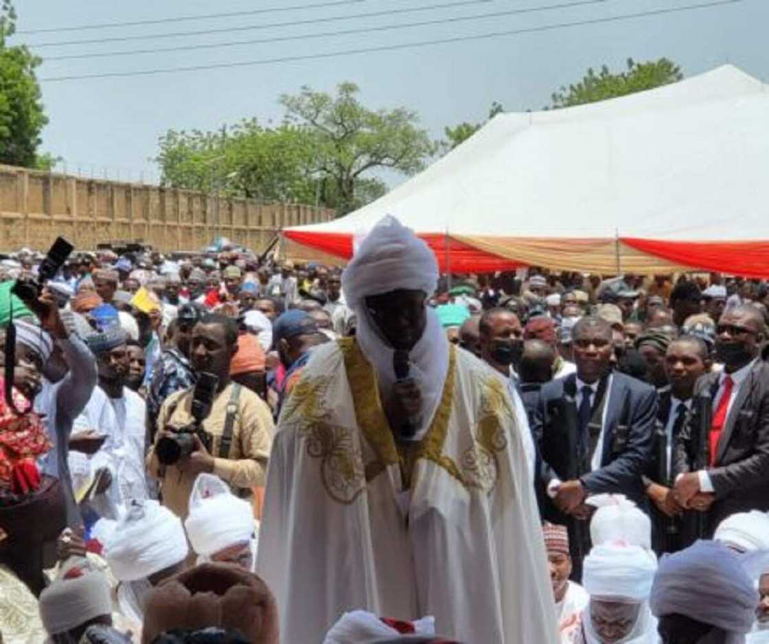 Hotuna: Tinubu, Amaechi Da Shettima Sun Halarci Naɗin Sarautar Ƙanin Aisha Buhari Hotuna: Tinubu, Amaechi Da Shettima Sun Halarci Naɗin Sarautar Ƙanin Aisha Buhari