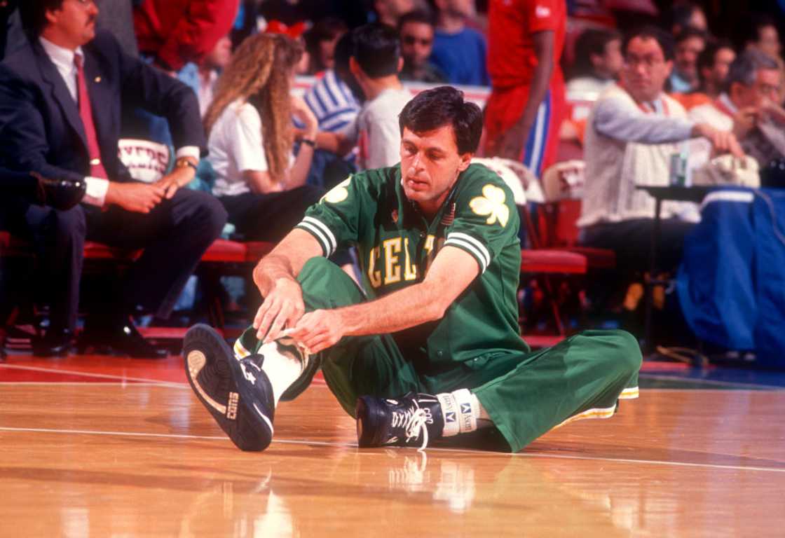 Kevin McHale ties his shoes during warm-ups prior to an NBA game against the Philadelphia 76ers