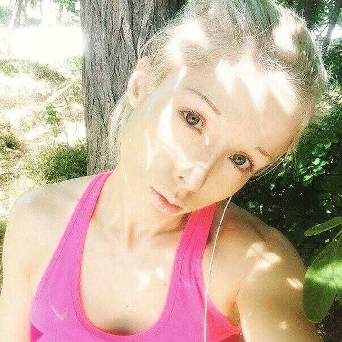 Human Barbie takes off makeup Human Barbie takes off makeup
