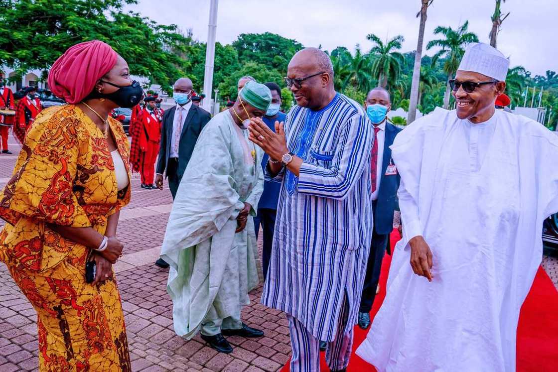 Yanzu yanzu: Shugaban kasa Buhari ya marabci shugaban kasar Burkina Faso (Hotuna) Yanzu yanzu: Shugaban kasa Buhari ya marabci shugaban kasar Burkina Faso (Hotuna)