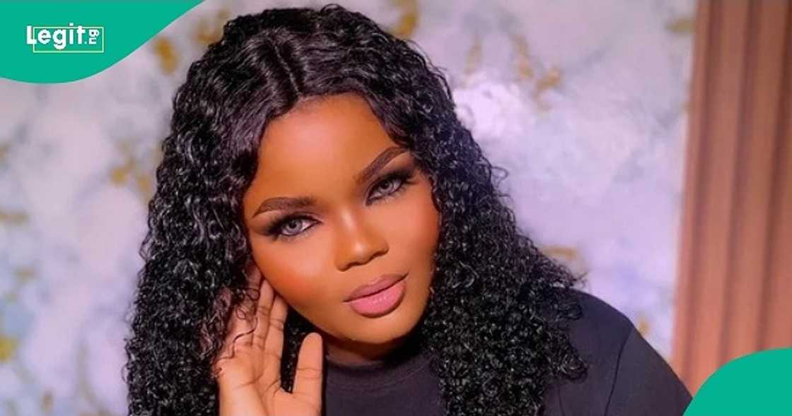 Nigerian lady abandons man during their date, flees in video. Nigerian lady abandons man during their date, flees in video.
