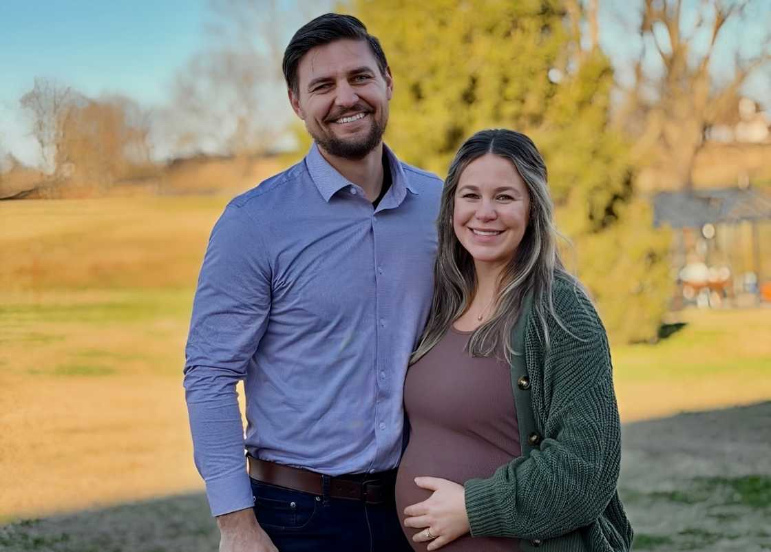 Stephen Wissmann and Jana Marie Duggar Wissmann holding her belly Stephen Wissmann and Jana Marie Duggar Wissmann holding her belly