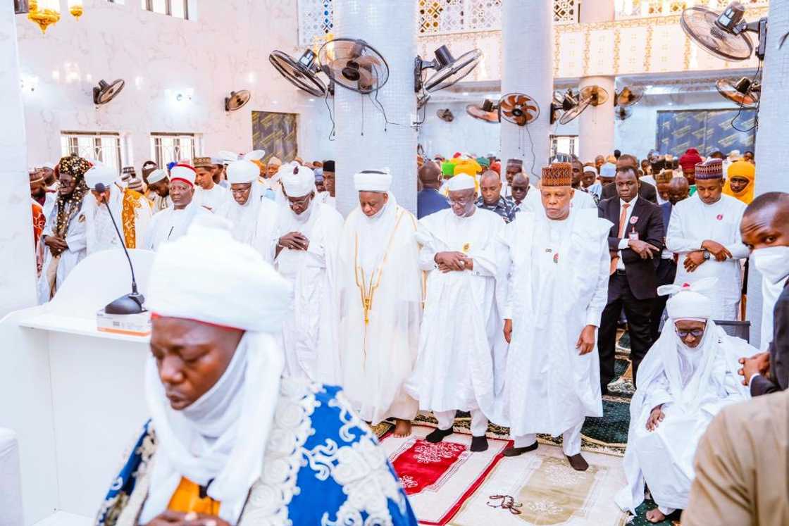 Yadda aka yi sallah a sabon masallacin Gumel Yadda aka yi sallah a sabon masallacin Gumel