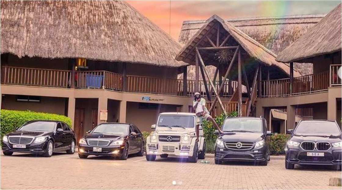 Hotunan motocin alfama na dan kwallo Emmanuel Adebayor, sun kai darajar N300m Hotunan motocin alfama na dan kwallo Emmanuel Adebayor, sun kai darajar N300m