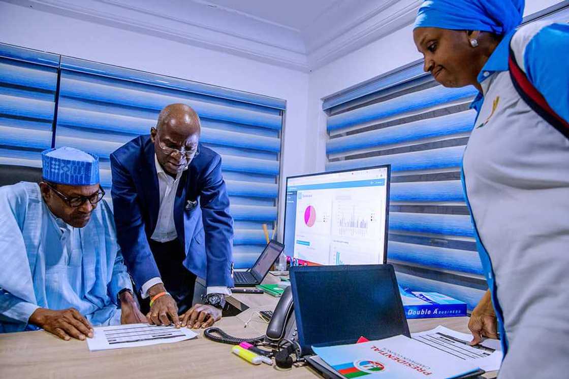 Buhari visits APC campaign headquarters in Abuja for updates on poll results (photos) Buhari visits APC campaign headquarters in Abuja for updates on poll results (photos)