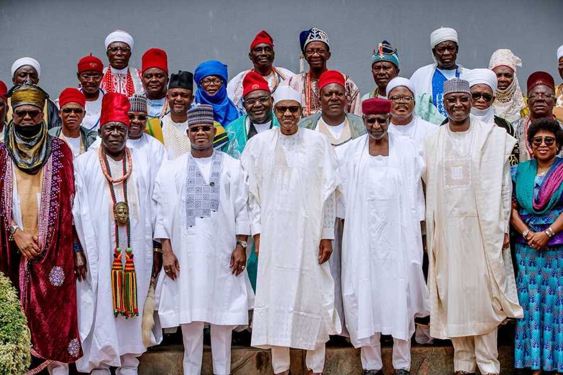 Gwamna Bello da tawagar sarakunan jihar Kogi yayin ziyartar shugaba Buhari a fadar Villa Gwamna Bello da tawagar sarakunan jihar Kogi yayin ziyartar shugaba Buhari a fadar Villa