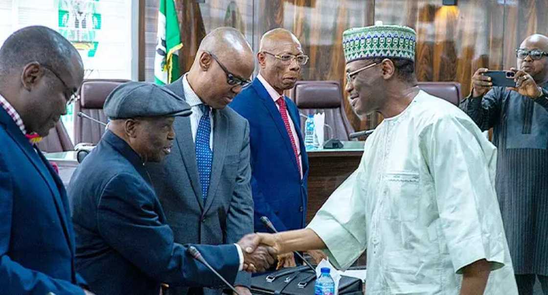 Lauyoyin Obi sun gana da shugaban INEC Lauyoyin Obi sun gana da shugaban INEC