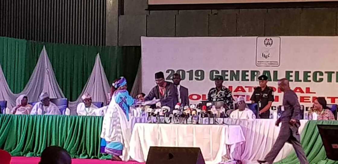 Hukumar INEC na cikin ganawa don sake duba zaben shugaban kasa Hukumar INEC na cikin ganawa don sake duba zaben shugaban kasa