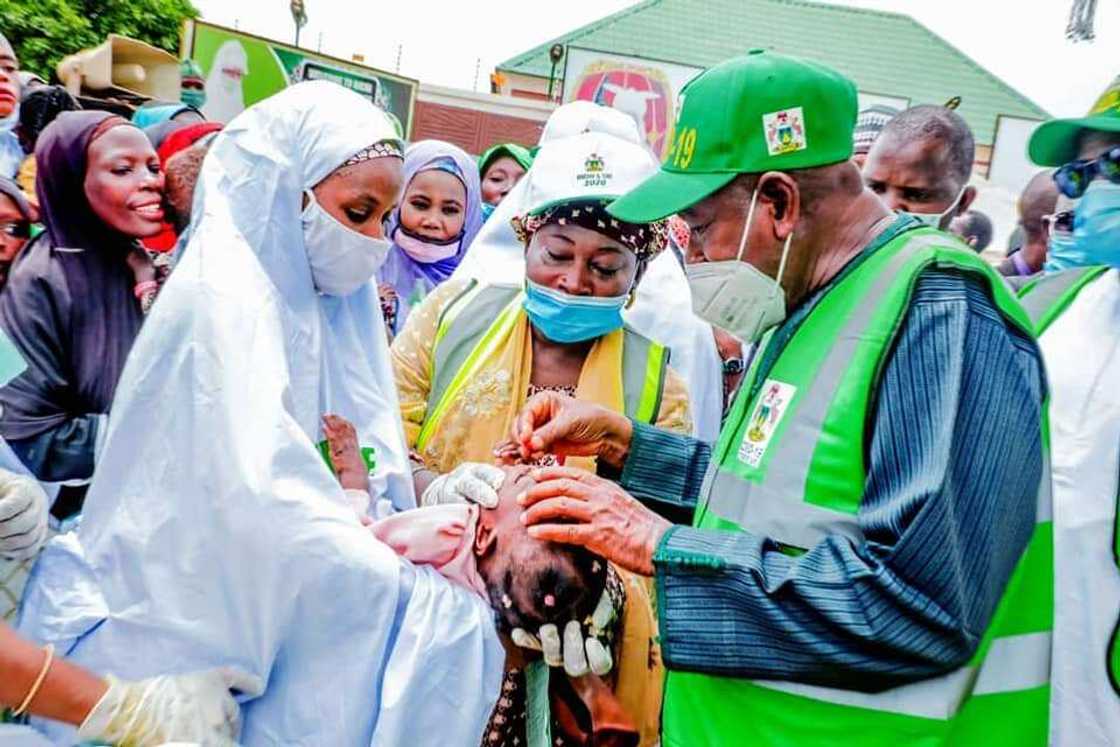 Gwamnan Kano yayin kaddamar da shirin a garin Bichi Gwamnan Kano yayin kaddamar da shirin a garin Bichi