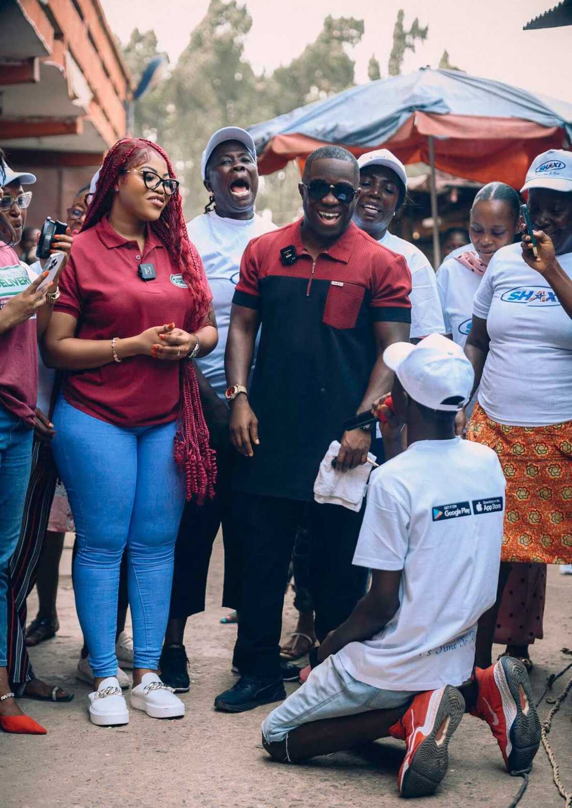 Maali donating items at Achimota Market Maali donating items at Achimota Market