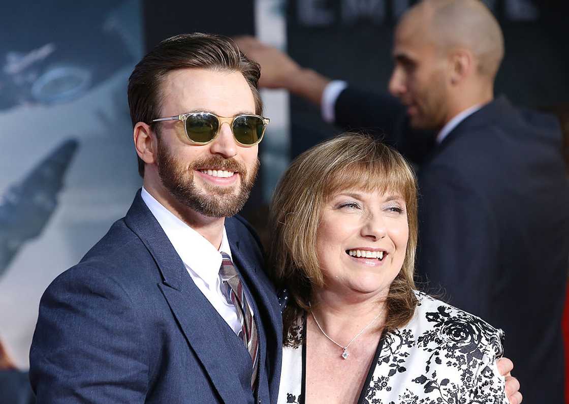 Chris Evans and his mum Lisa Capuano posing for a photo at the premiere of "Captain America: The Winter Soldier" Chris Evans and his mum Lisa Capuano posing for a photo at the premiere of "Captain America: The Winter Soldier"