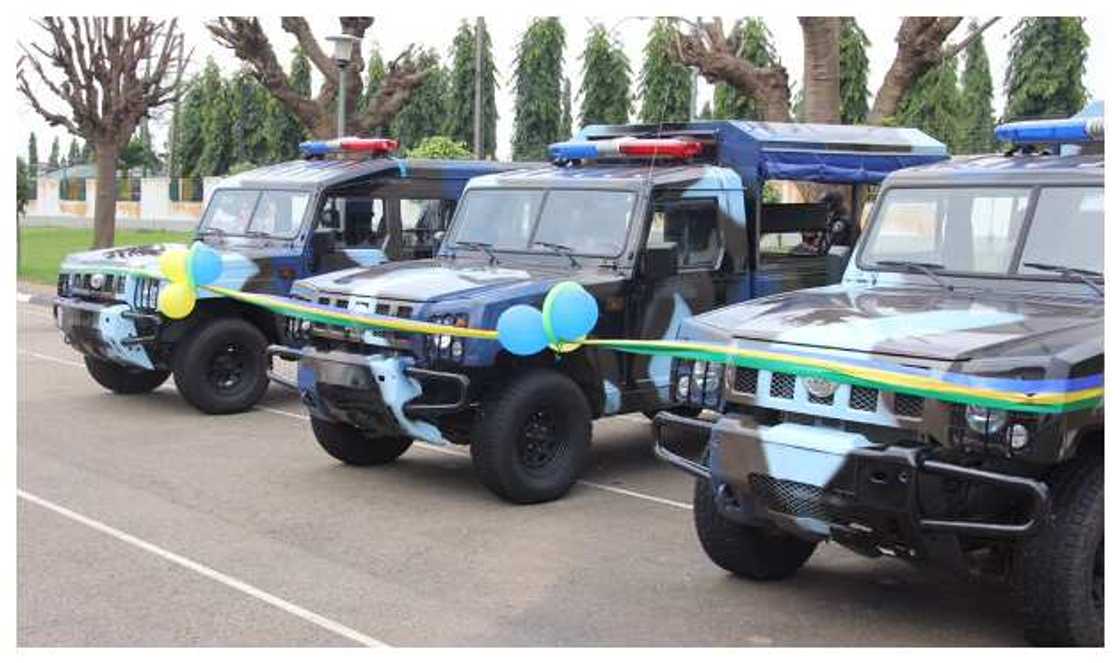 Hotuna: Kamfanin mota na Najeriya ya gwangwaje hukumar 'yan sanda da motoci masu dan karen kyau Hotuna: Kamfanin mota na Najeriya ya gwangwaje hukumar 'yan sanda da motoci masu dan karen kyau