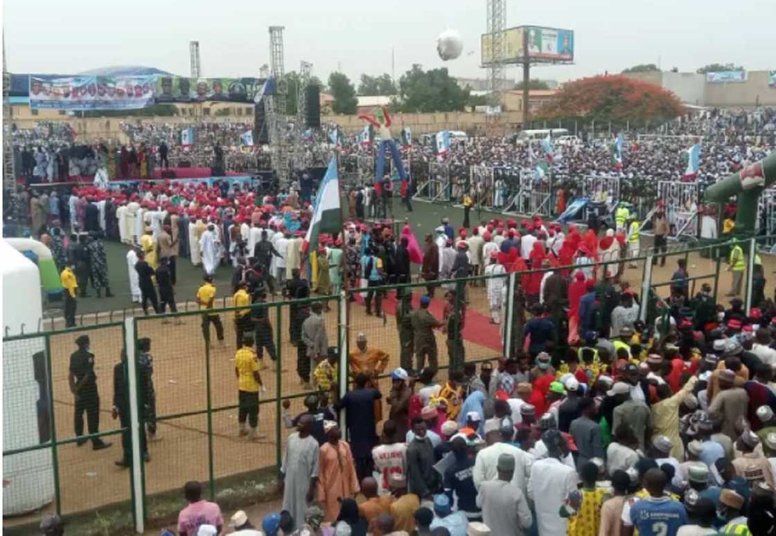 Dandazon mutane a wurin taron jam'iyyar APC a Kano Dandazon mutane a wurin taron jam'iyyar APC a Kano