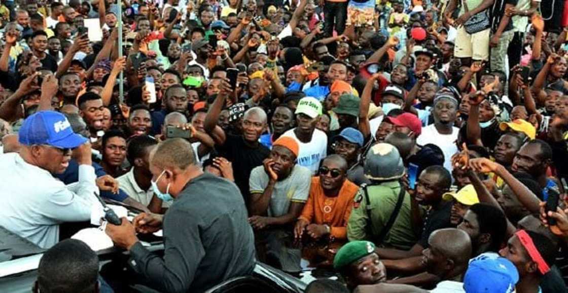 Daga karshe Oyetola ya yi martani kan harin da aka kai masa, ya ce an turo yan daban ne domin su kashe shi Daga karshe Oyetola ya yi martani kan harin da aka kai masa, ya ce an turo yan daban ne domin su kashe shi