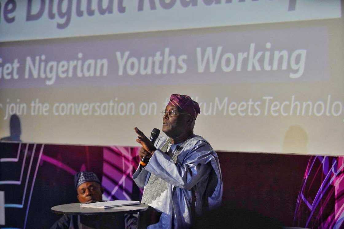 Atiku yayin halartar wani taron zayyana manufofi a jihar Legas Atiku yayin halartar wani taron zayyana manufofi a jihar Legas