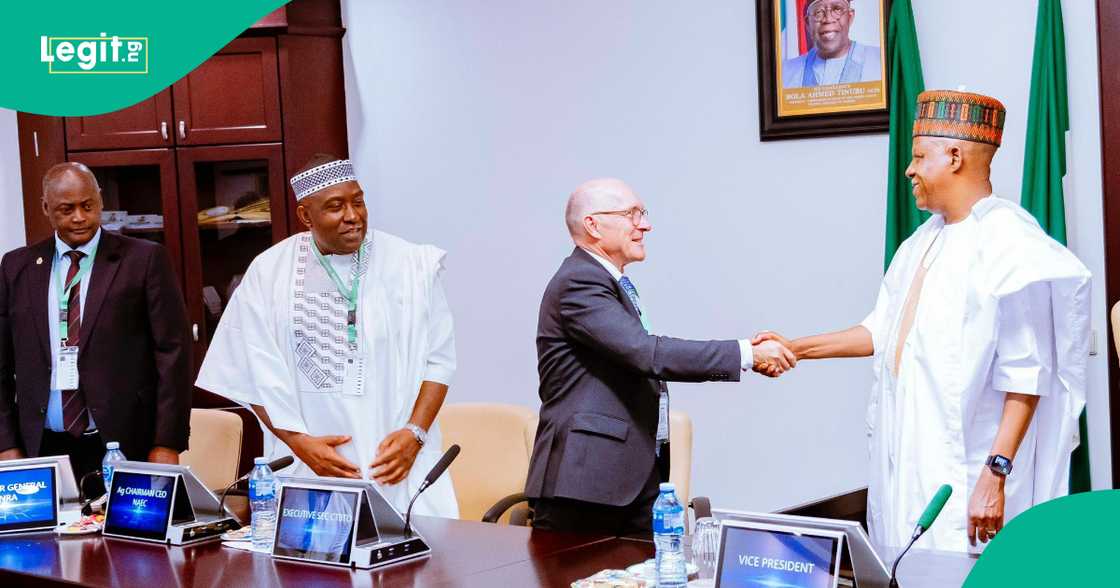 Sanata Kashim Shettima da shugaban CTBTO. Sanata Kashim Shettima da shugaban CTBTO.