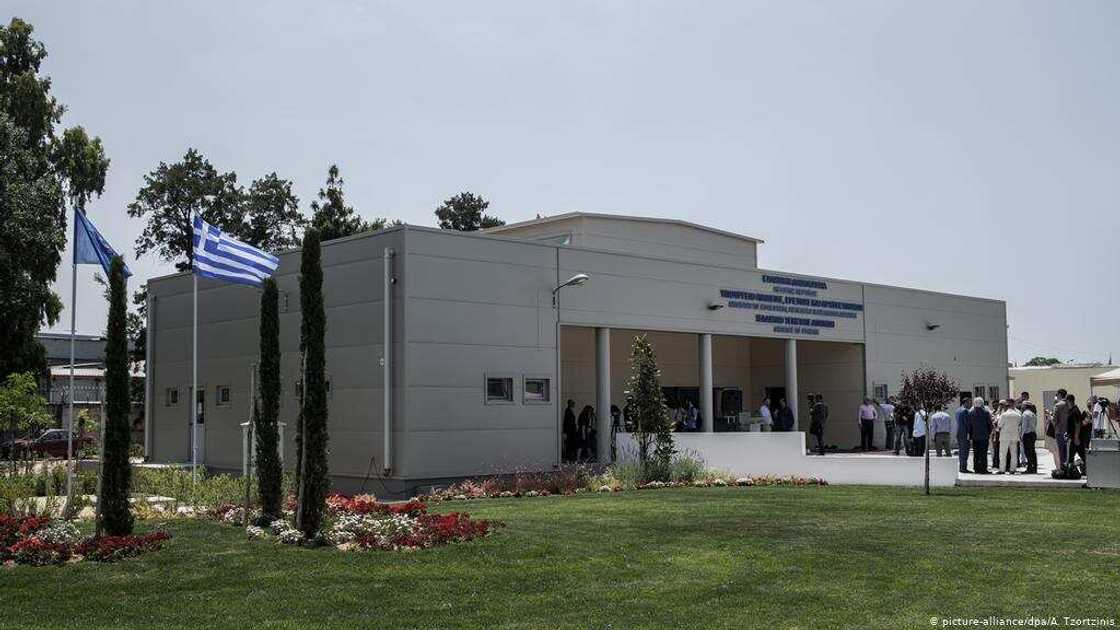 Bayan shekaru 14 ana gini da rikicin hana ginawa, an kammala ginin Masallacin Juma'ar farko a kasar Greece Bayan shekaru 14 ana gini da rikicin hana ginawa, an kammala ginin Masallacin Juma'ar farko a kasar Greece