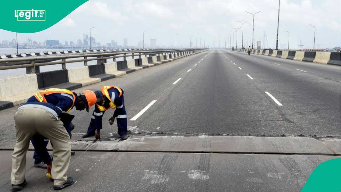 The Federal Government says it will not toll the Third Mainland Bridge in Lagos.
Works Minister Dave Umahi said tolling would require construction that could affect the bridge and traffic flow.