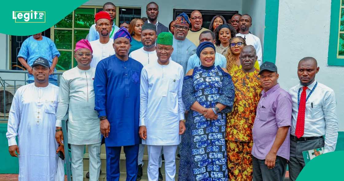 Sanata John Owan Enoh da kwamitin aiwatar da shirin tallafinsa.