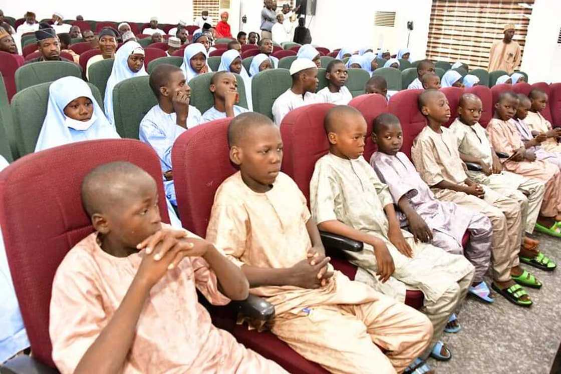 Gwamnan Neja ya gana da daliban Tegina 91 bayan kwanaki 88 da sukayi hannun bindiga Gwamnan Neja ya gana da daliban Tegina 91 bayan kwanaki 88 da sukayi hannun bindiga