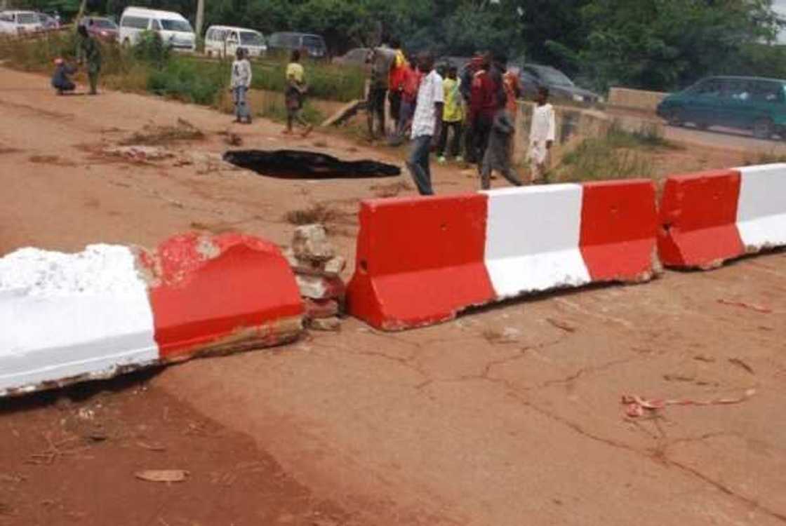 Katon rami ya rufta a tsakiyar hanyar Kaduna zuwa Zaria (Hotuna) Katon rami ya rufta a tsakiyar hanyar Kaduna zuwa Zaria (Hotuna)