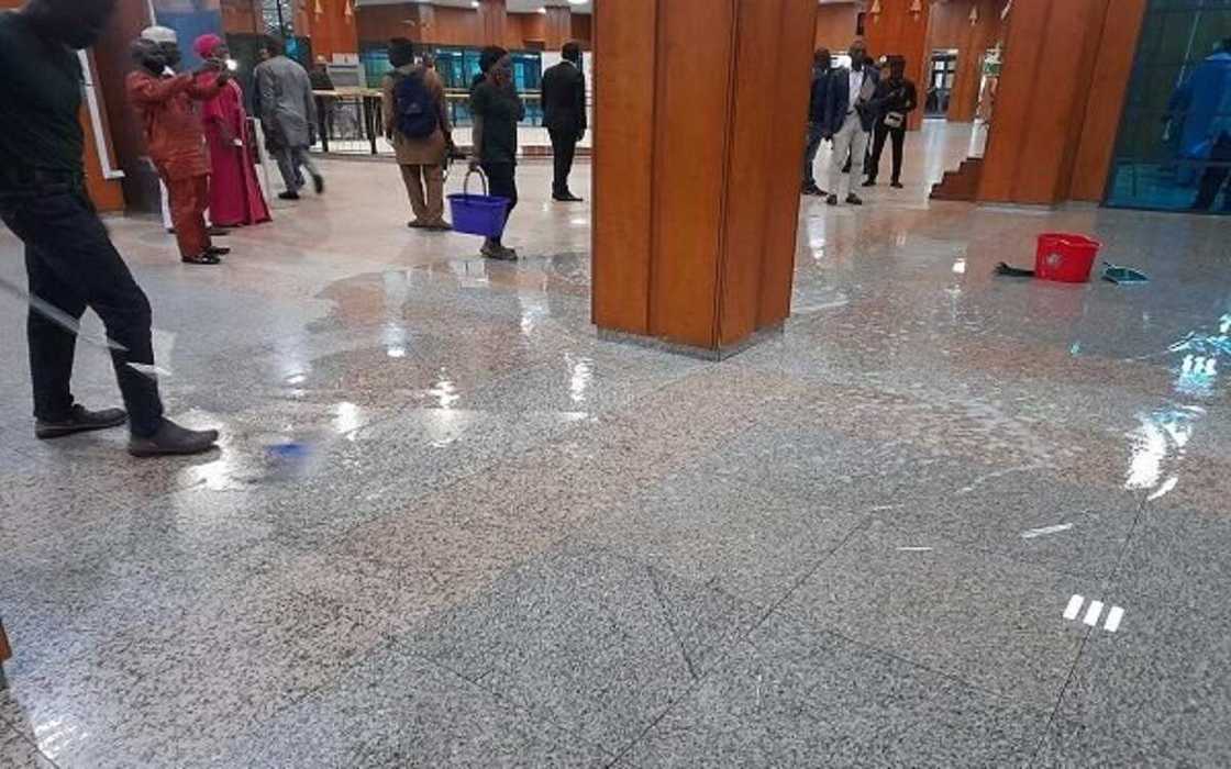 Ma'aikatan Majalisar Tarayyar Nigeria, NASS, suna goge ruwan zama da ke yoyo daga rufin majalisa