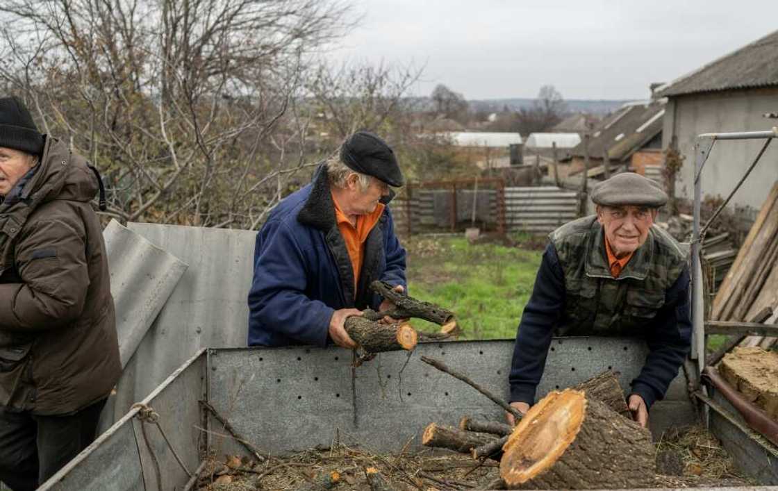 The few remaining residents in Siversk are preparing for a cold winter