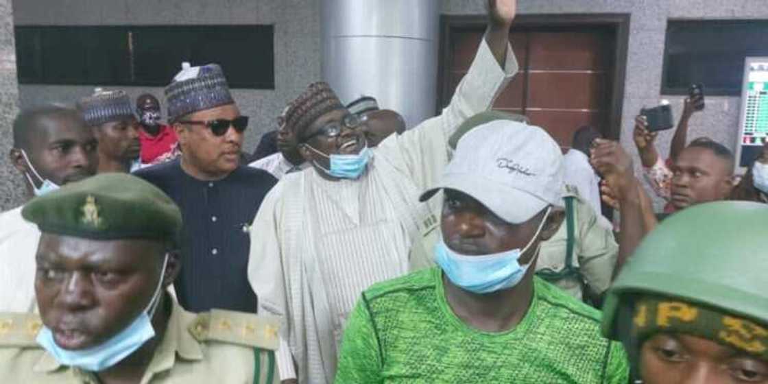 Shekarun sun yi kadan: Martanin yan Najeriya a kan hukuncin da kotu ta yanke wa Maina Shekarun sun yi kadan: Martanin yan Najeriya a kan hukuncin da kotu ta yanke wa Maina