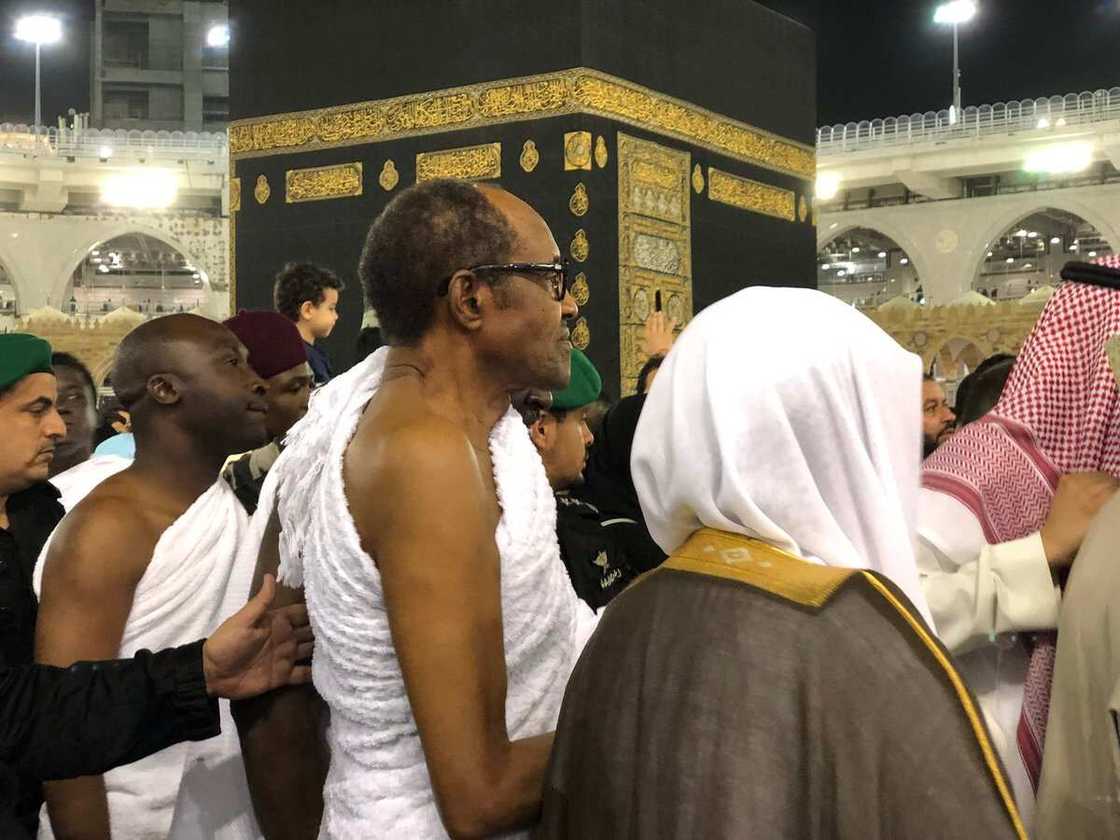 Hotunan Shugaba Buhari da Aisha yayin gudanar da aikin Umrah Hotunan Shugaba Buhari da Aisha yayin gudanar da aikin Umrah