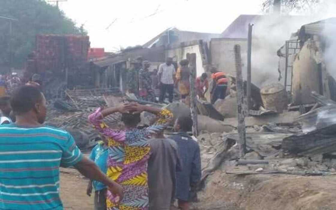 Yanzu Yanzu: Gidaje, shaguna sun kone kurmus yayinda motar tanka ta kama da wuta a jihar Neja Yanzu Yanzu: Gidaje, shaguna sun kone kurmus yayinda motar tanka ta kama da wuta a jihar Neja