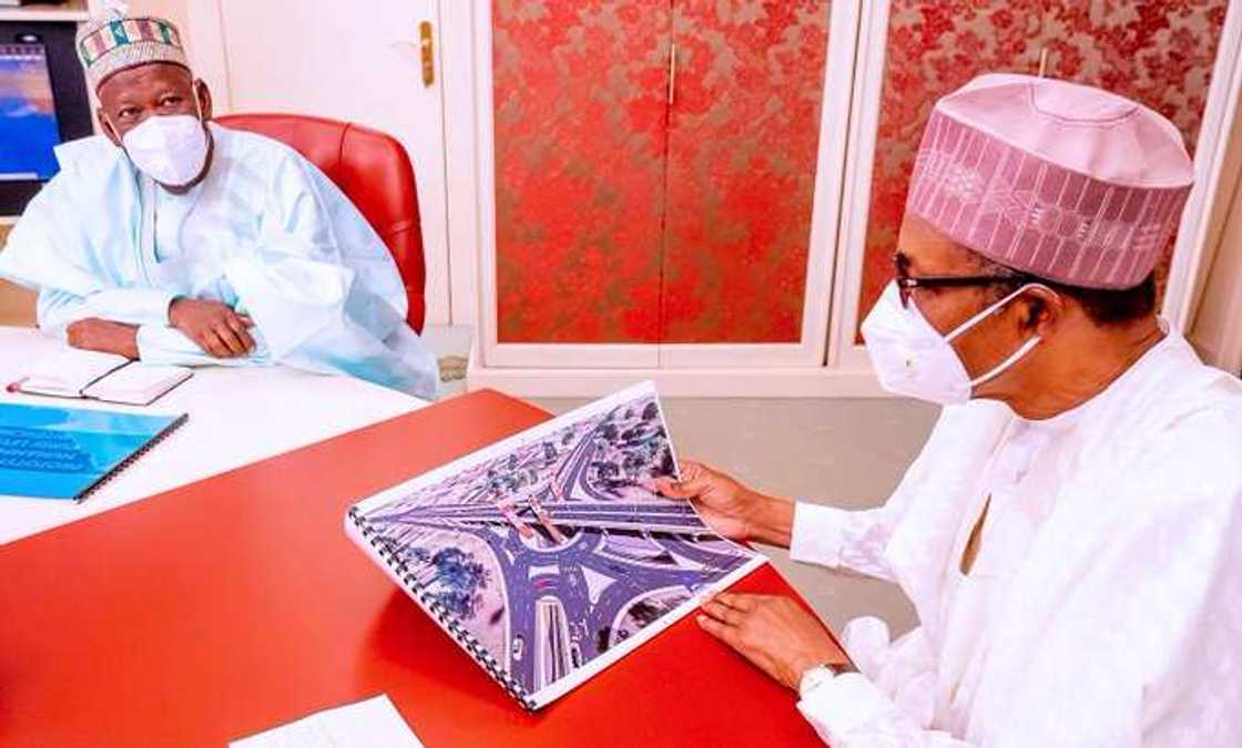 Ganduje ya kai wa shugaba Buhari zanen gadar da zai yiwa jama'ar Kano