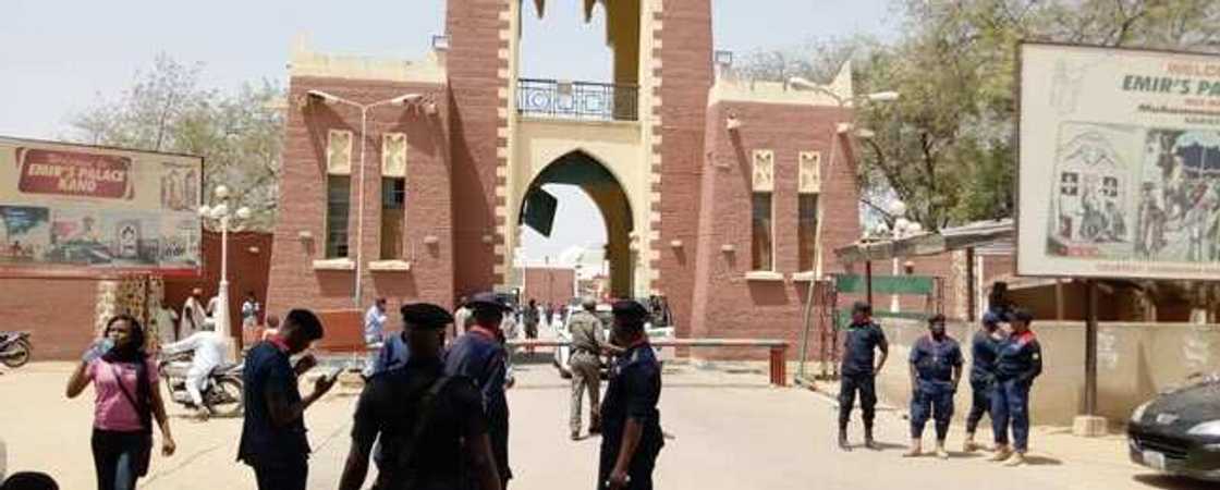 Jami'an tsaro sun mamaye fadar sarkin Kano Jami'an tsaro sun mamaye fadar sarkin Kano
