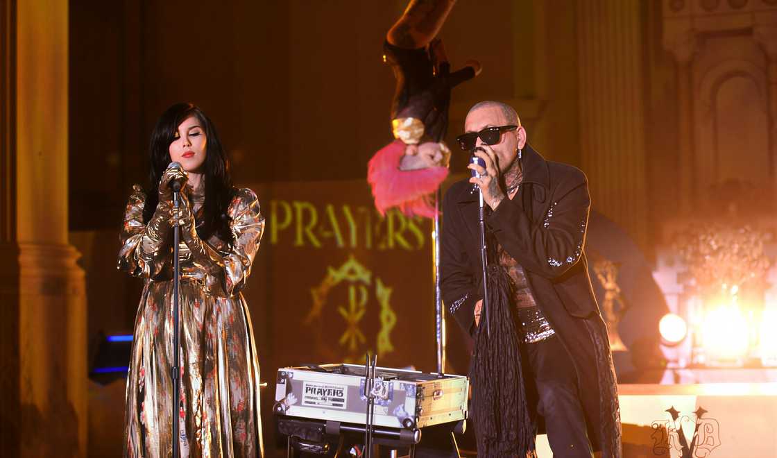 Kat Von D and Leafar Seyer sing on stage Kat Von D and Leafar Seyer sing on stage