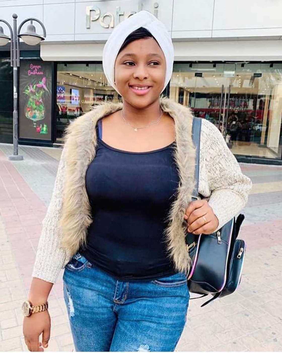 Hotuna: Tayi shigar kamala a Saudiyya, amma ta fidda tsiraicinta a Dubai - Mutane sun kalubalanci Sadiya Kabala