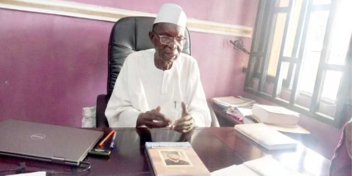 Aminu Dorayi: Farfesan Najeriya da ya tuko mota tun daga Ingila har zuwa Kano Aminu Dorayi: Farfesan Najeriya da ya tuko mota tun daga Ingila har zuwa Kano