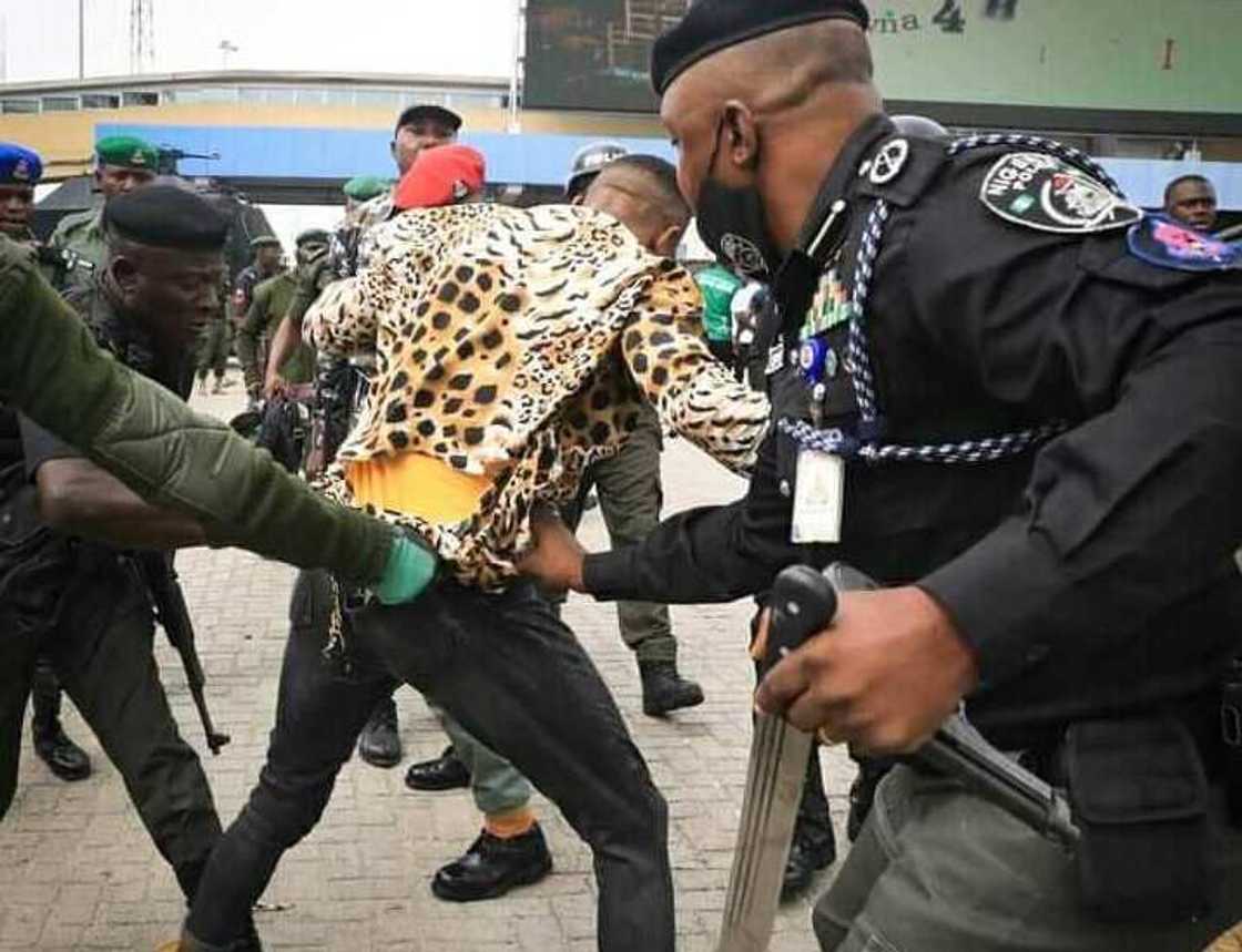 Yan sanda akan aiki Yan sanda akan aiki