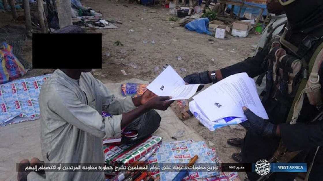 Hotunan takardun da ƴan ISWAP suka raba wa mutane a Borno suna gargaɗinsu game da kai wa sojoji tsegumi