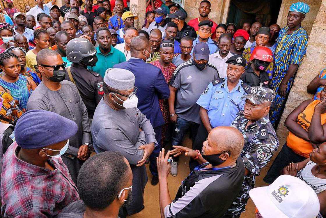 Gwamnan Etiki ya kai ziyara ga iyalan manoman da makiyaya suka kashe Gwamnan Etiki ya kai ziyara ga iyalan manoman da makiyaya suka kashe