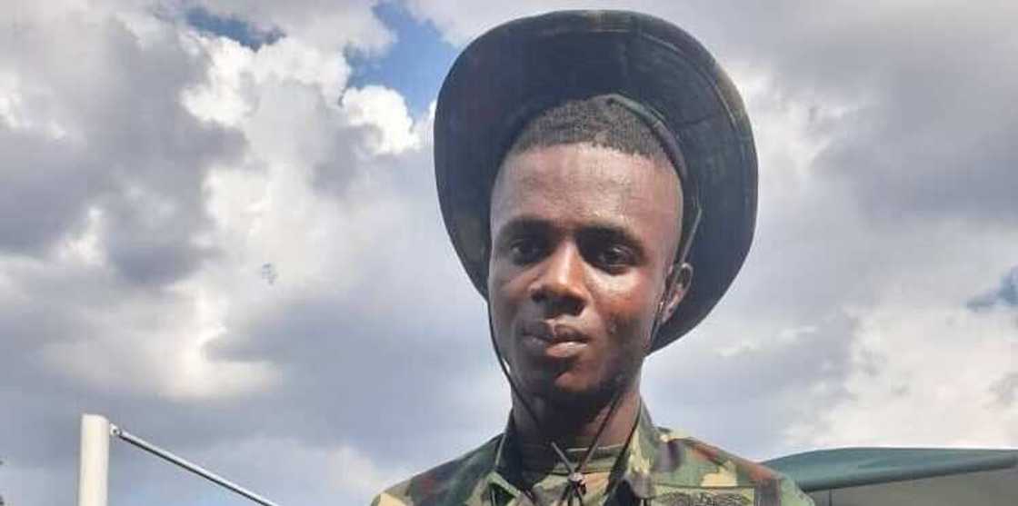 Sojoji Sun Yi Kama Sojan Bogi Da Ya Dade Yana Kwacen Kudade Hannun Mutane Sojoji Sun Yi Kama Sojan Bogi Da Ya Dade Yana Kwacen Kudade Hannun Mutane