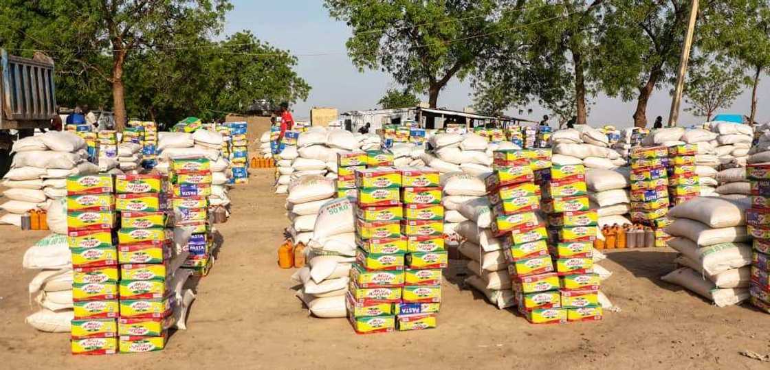 Borno: Zulum ya mika tallafi ga gidaje 10,000, ya kai wa soji ziyara (Hotuna) Borno: Zulum ya mika tallafi ga gidaje 10,000, ya kai wa soji ziyara (Hotuna)