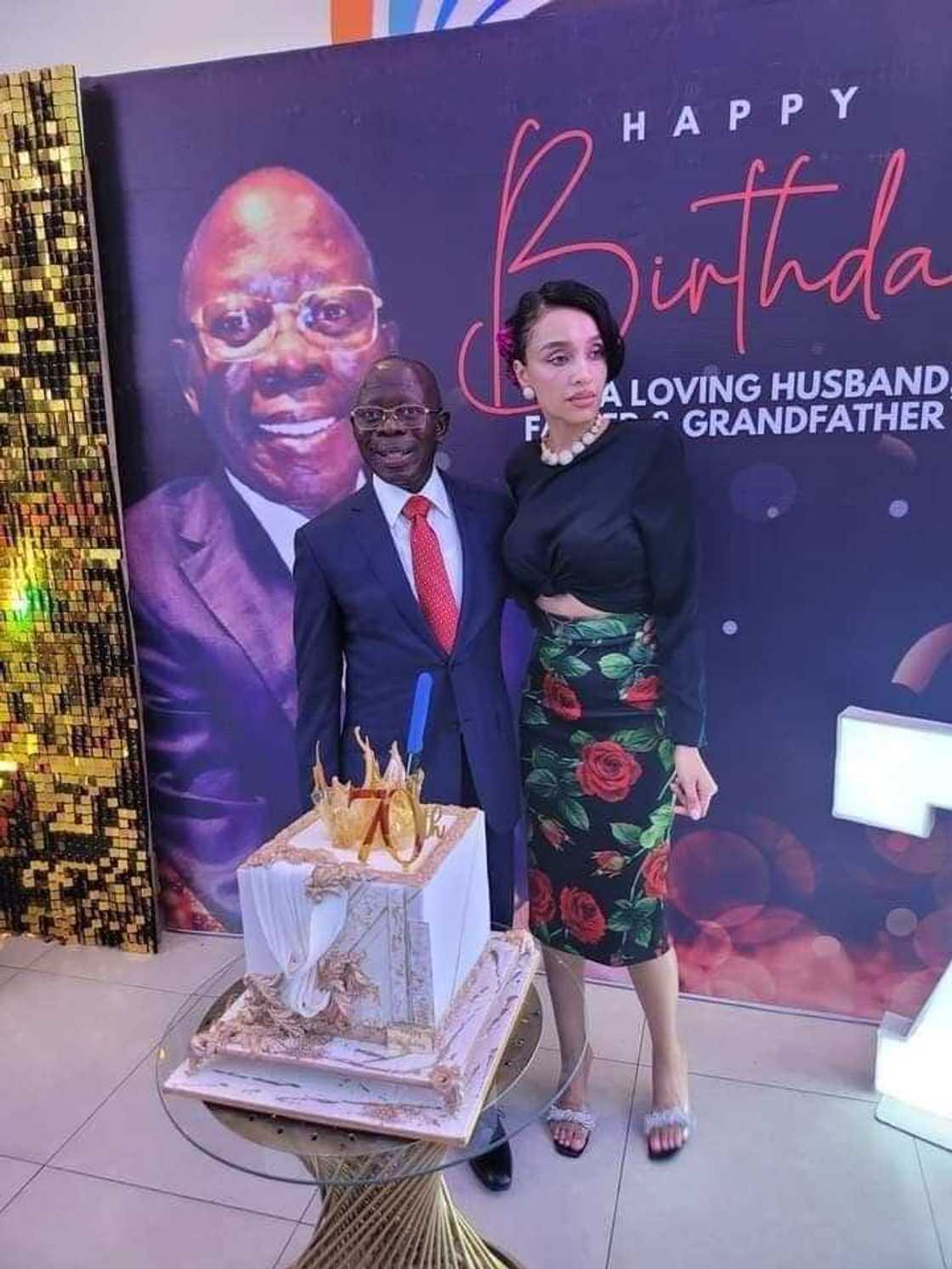 Hotuna da bidiyon Oshiomhole yana nuna kwarewarsa wurin rawa a bazdensa na 70